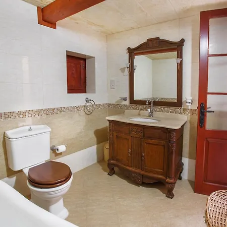 Veduta Farmhouse With Private Pool بيت للعطل *